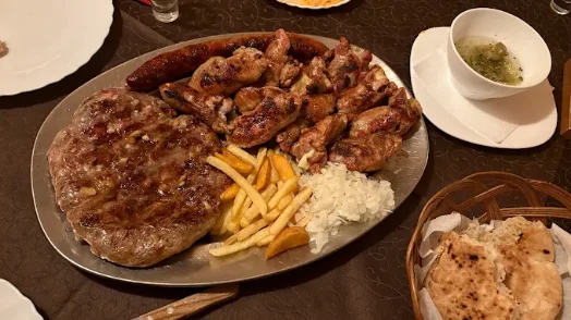 Kameni zid, prigušeno svetlo, sto