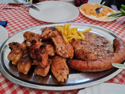 Čaše vina i rakije, karirani stolnjak