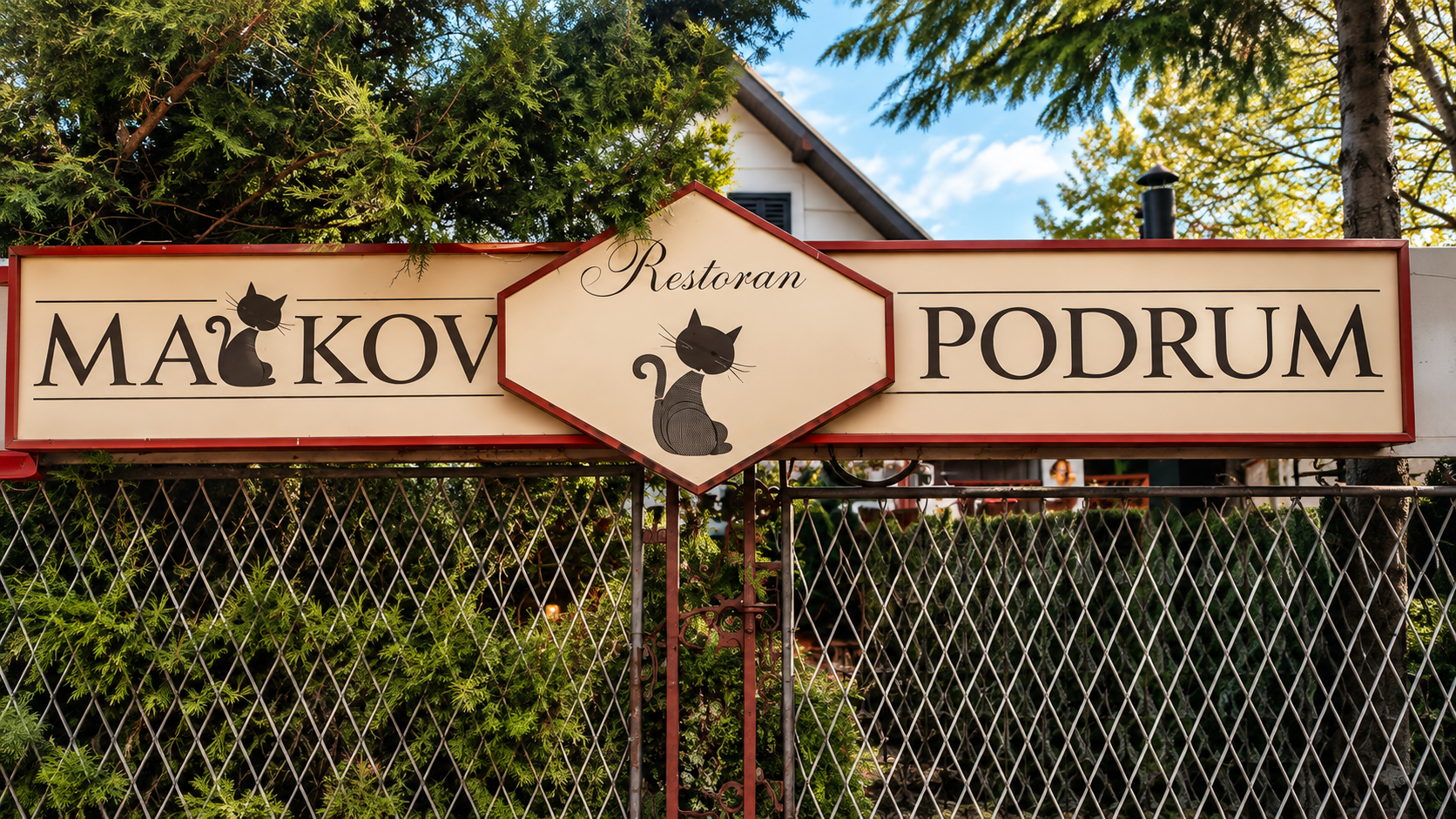 Natpis „Mačkov podrum“ na ulazu u restoran